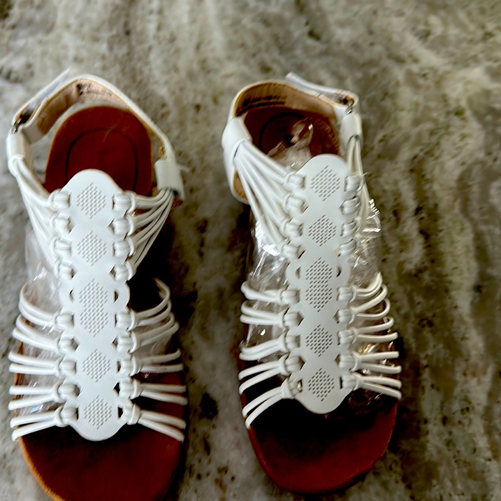 White sandals 6.5 Baretraps